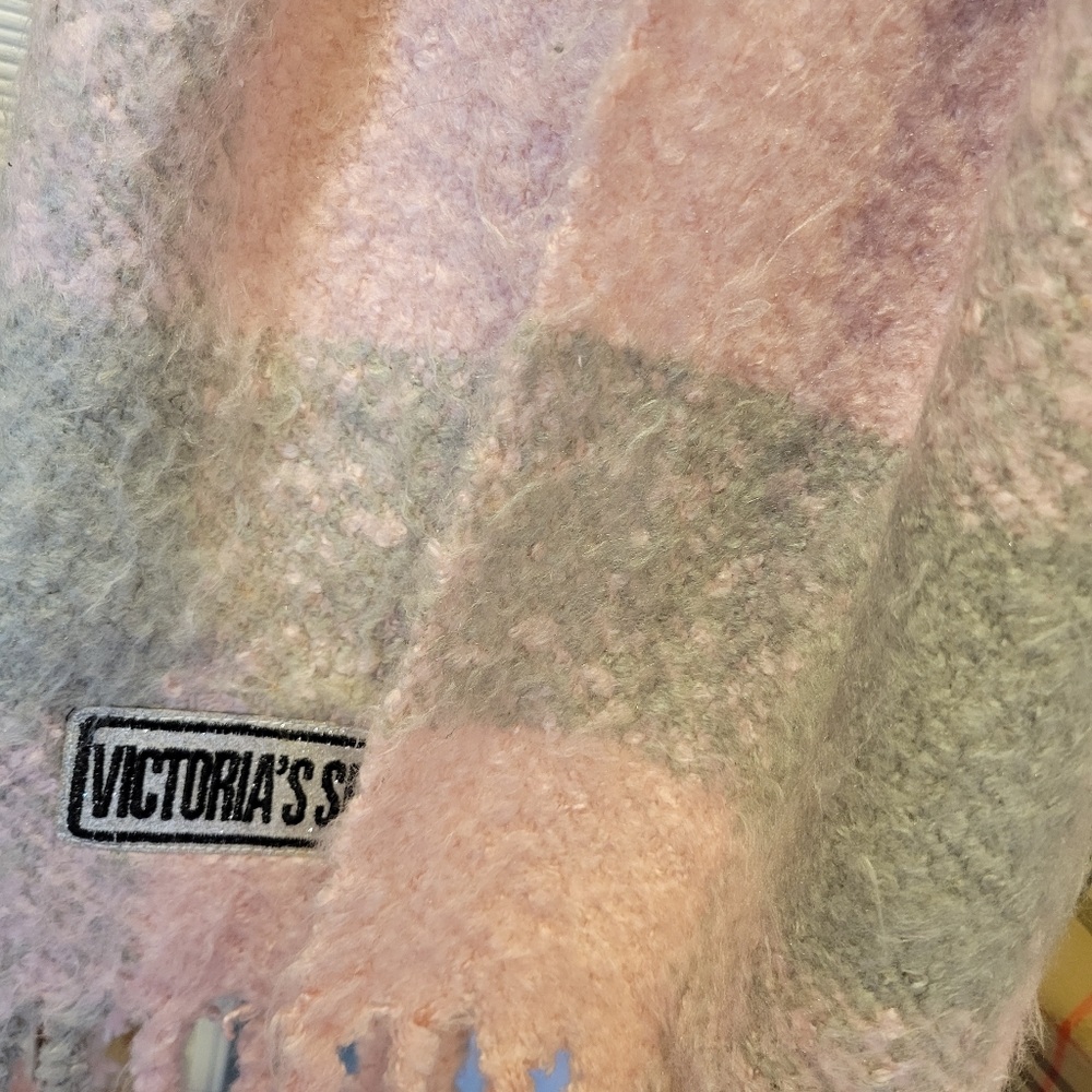 New Victoria's Secret Hat and scarf in box - Picture 7 of 7